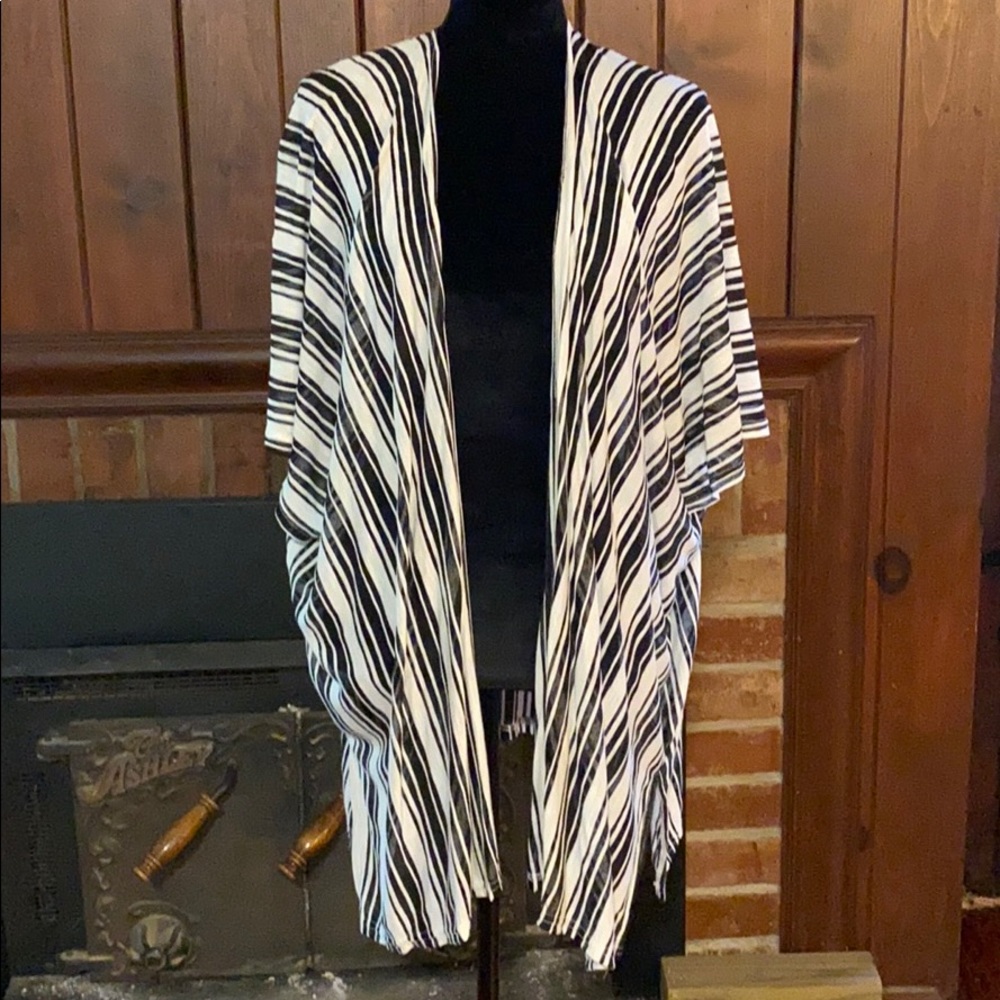 Black & white slimming striped duster short cardi